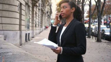 Konsantre kız mobil, genç iş kadını üzerinde konuşmak büyük firma ile anlaşma müzakere.