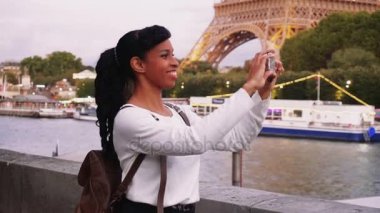 Blogger, seyahat çekim video güzel Bayan smartphone kullanarak.