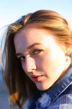 Arka kamera deniz havası, denizler üzerinde duruyor zevk için güzel kızla