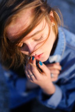 Kadın portre profil üzerinde shore Karadeniz savaş çekim