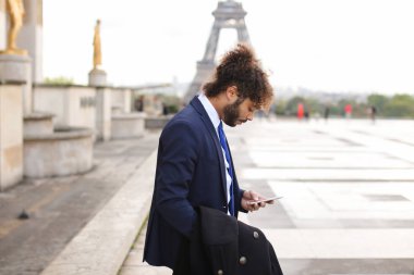 Müslüman çocuk yanında smartphone Eiffel için yakın kız arkadaşımla flört