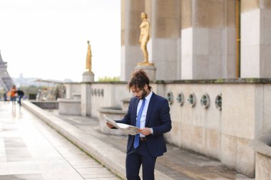 Melez pressman gazete makalesi Eiffel Tower yakınındaki okuma.