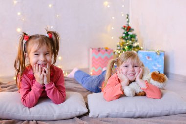 Komik küçük kız gülmek ve konuş, katta ve üzerinde yalan poz