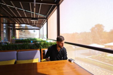 Zengin adam akıllı telefon konuşma için bir güç banka kullanarak bir