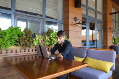 İstemci için örümcek ağı fotoğraf makinesi ve microp ile konuşurken Internet Danışmanı