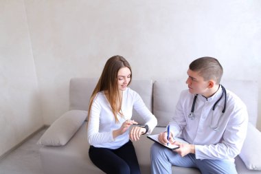 Adam Nefrolojist ve Bayan hasta ben tıbbi fonksiyonlar çalışma