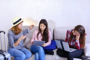 Üç genç kadın kız kardeşi araçları kullanmak ve her ile iletişim