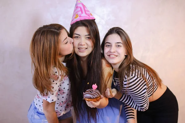 Adoráveis meninas amigáveis celebrar aniversário de suas amigas — Fotografia de Stock