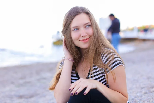 Retrato de menina alegre que posando para a câmera e rindo bonito — Fotografia de Stock