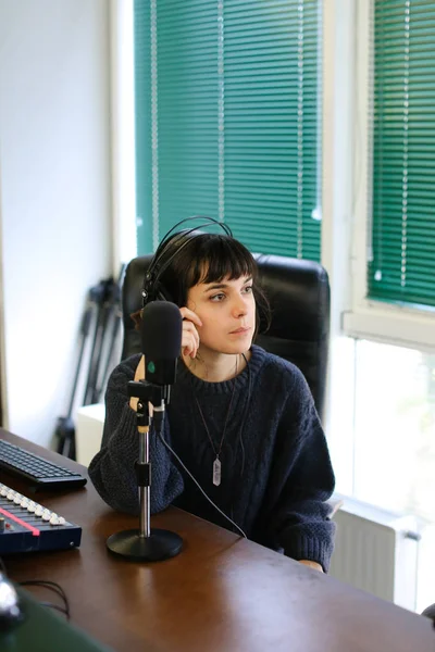 Romper la pausa comercial durante la grabación de radio radiodifusión st —  Fotos de Stock