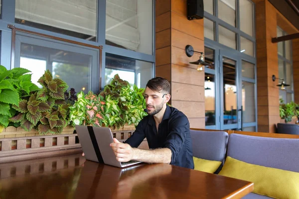 İstemci için örümcek ağı fotoğraf makinesi ve microp ile konuşurken Internet Danışmanı