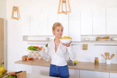 Poz ve plaka salata ve patates kızartması ile SMI tutan şirin kız