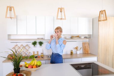 Sabah c tadını mutfak ve uzanıyor, güzel kız yürüyor