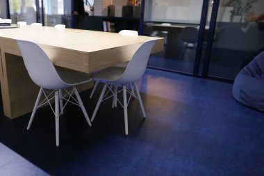 Büyük masa ve iç toplantı salonu ve bana uzun çalışma