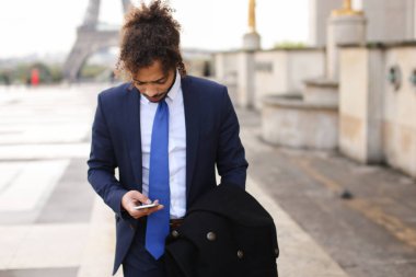 İspanyol gazeteci Eyfel Kulesi'ne yakın gazete okuma ve