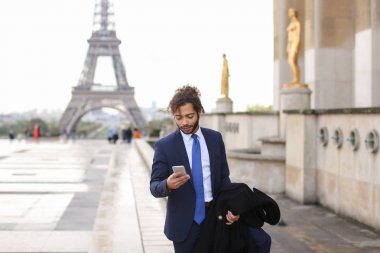 İspanyol gazeteci Eyfel Kulesi'ne yakın gazete okuma ve