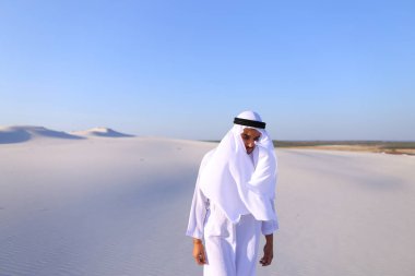 Genç erkek Emirliği hayatta sevinir ve expanses o yürüyor