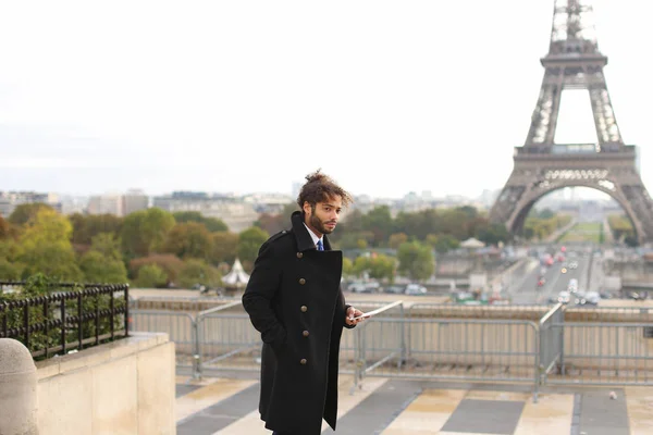 Brazilian male model calling photographer close to Eiffel Tower — Stock Photo, Image