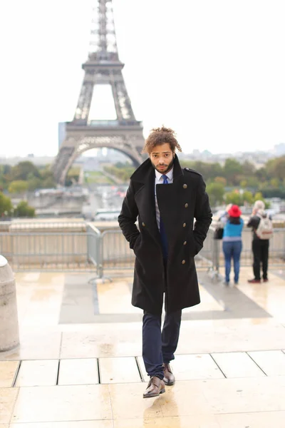 Mulato modelo masculino sonriendo cerca de la Torre Eiffel . — Foto de Stock
