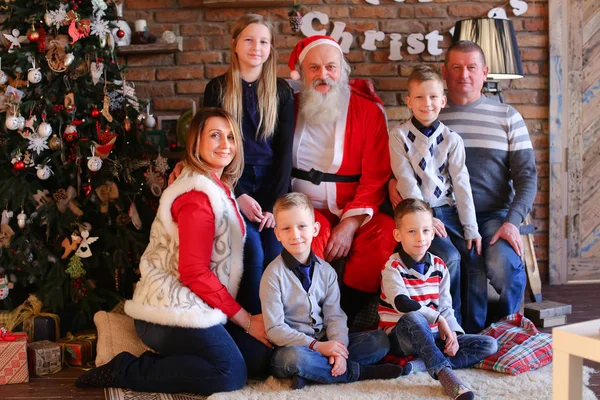 Mutlu bir aile yeni yıl hediyeleri ve wishe yapmak için toplandı — Stok fotoğraf