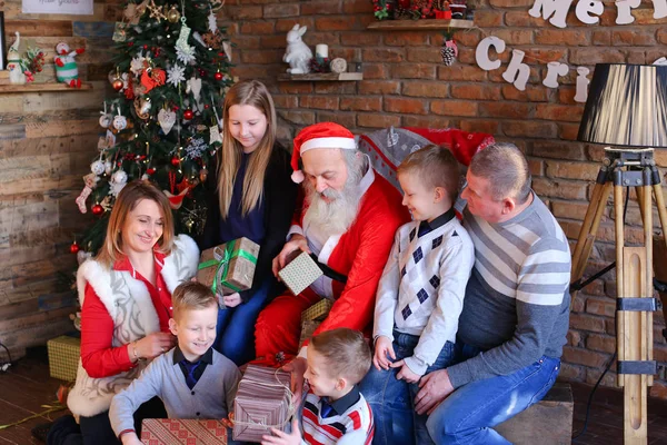 Familia feliz se reunieron para intercambiar regalos de Año Nuevo y hacer wishe — Foto de Stock