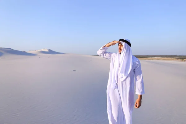 Piękny Emirat Sheikh wychodzi w odległości karawana wielbłądów — Zdjęcie stockowe