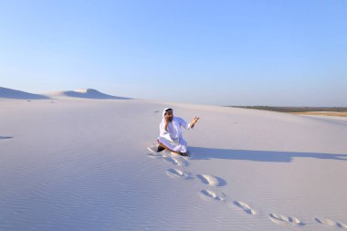 Kendine güvenen erkek Emirliği Oluşturucusu cep üzerinde müşteri ile konuşuyor.,