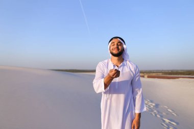 Açık yaz öğleden sonra kumlu çölde Müslüman erkek portresi
