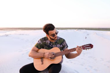 Arap yakışıklı genç gitar mi Hill'de oturan, ayarlar