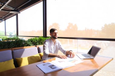 Dizüstü bilgisayar ve belge çalışma sistemleri mühendislik Tasarımcısı