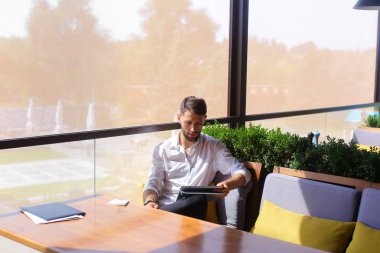 Avrupa işadamı kafeterya masada tablet kullanma.