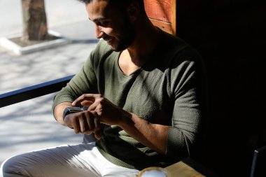 Modern avukat masaj saatime göre gönderme.