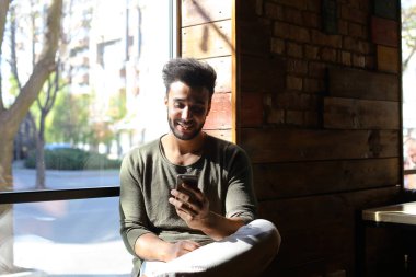 Gazeteci beyaz yeni yazı için online dergi.