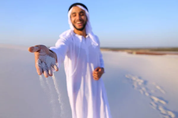 Nahaufnahme des Portraits und der Hände eines jungen Arabers im Sandstrand — Stockfoto