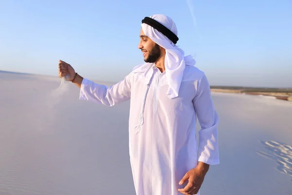 Retrato del hombre musulmán en el desierto de arena en la tarde clara de verano — Foto de Stock