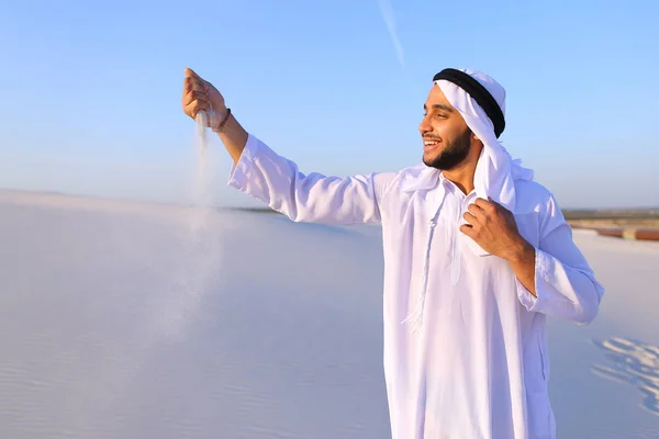 Retrato de homem muçulmano no deserto arenoso na tarde de verão clara — Fotografia de Stock