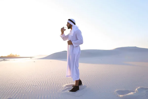 Breath of freshness of male Muslim in middle of dry climate of s — Stock Photo, Image