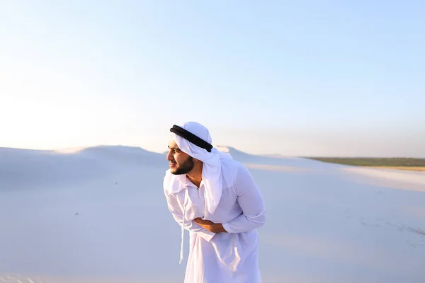 Młody mężczyzna Emirat cierpi na ciężkie bóle w jamie brzusznej, stojącą — Zdjęcie stockowe
