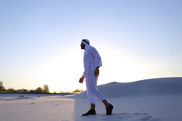 在 Kandur 自信男帅阿拉伯走在中间的白 — 图库照片