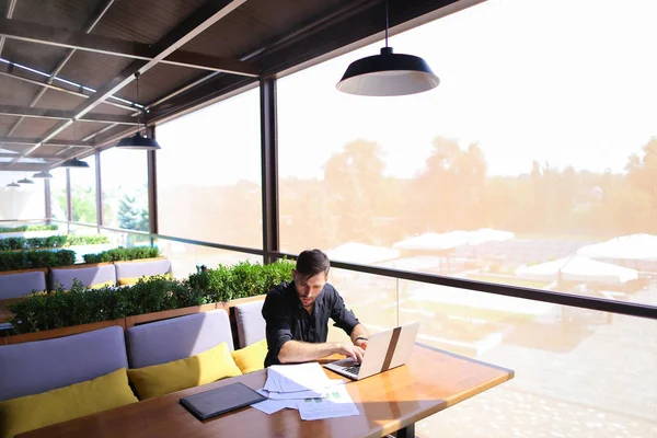 Freelance tekstschrijver herschrijven tekst op laptop aan café tafel. — Stockfoto