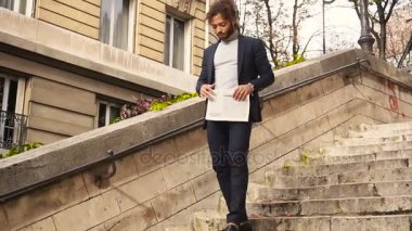 Gazete yavaş adımlarla yürürken melez adam.