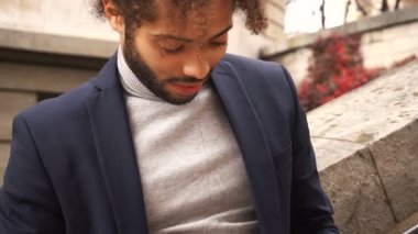 Yabancı öğrenci ağır çekimde tablet kullanarak yüzü yukarı kapatın.