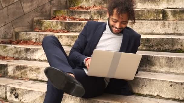 Misture o homem de negócios de sangue que está em passos com o computador portátil . — Vídeo de Stock