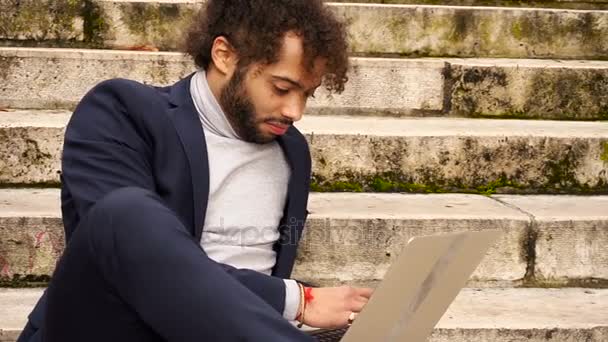 Personalberater plaudert mit Klient per Laptop auf Stufen. — Stockvideo