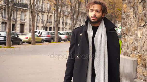 Triste mélange sang homme aller à la gare et regarder regarder au ralenti . — Video