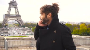 Yabancı öğrenci Paris Eiffel Tower yakınındaki smartphone yavaş hareket ile arama .
