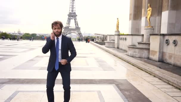 Jocund mulato cara delirando perto da Torre Eiffel e chamando amigo por telefone em câmera lenta . — Vídeo de Stock