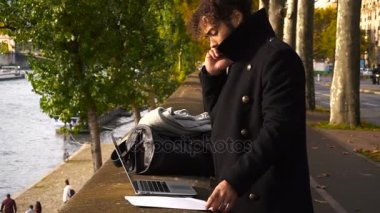 İspanyol Profesör müstakil Duty yavaş laptop ile çalışma