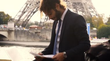 Eiffel Tower yakınındaki sınavlarla laptop yavaş önce hazırlama Arap öğrenci.