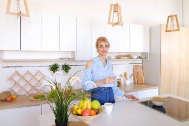 Güzel bir kadın ile su susuzluk quenches ve ben standları